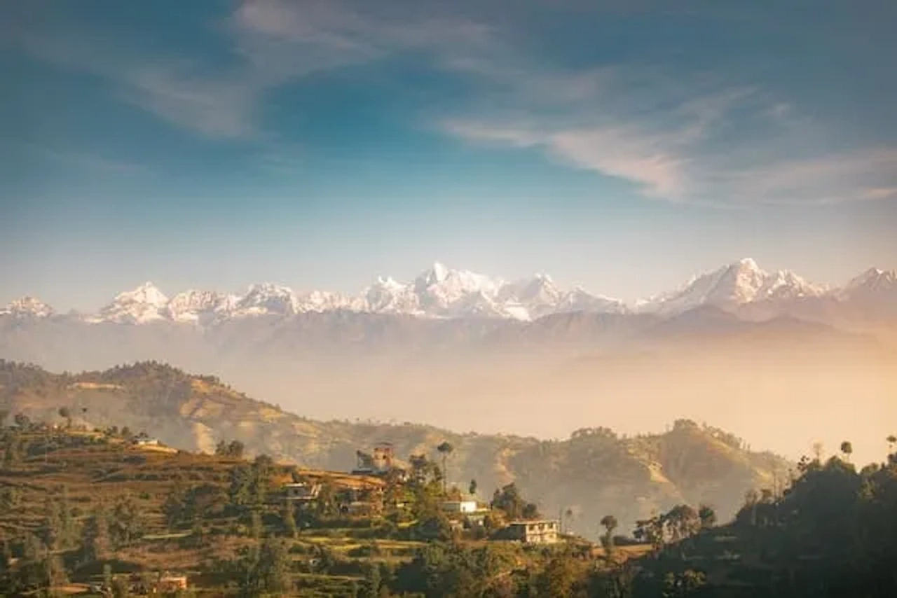 paisagem com montanhas e nuvens no nepal