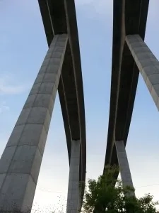 "Banner promocional de IATI: seguro de viaje para tu aventura en moto."
