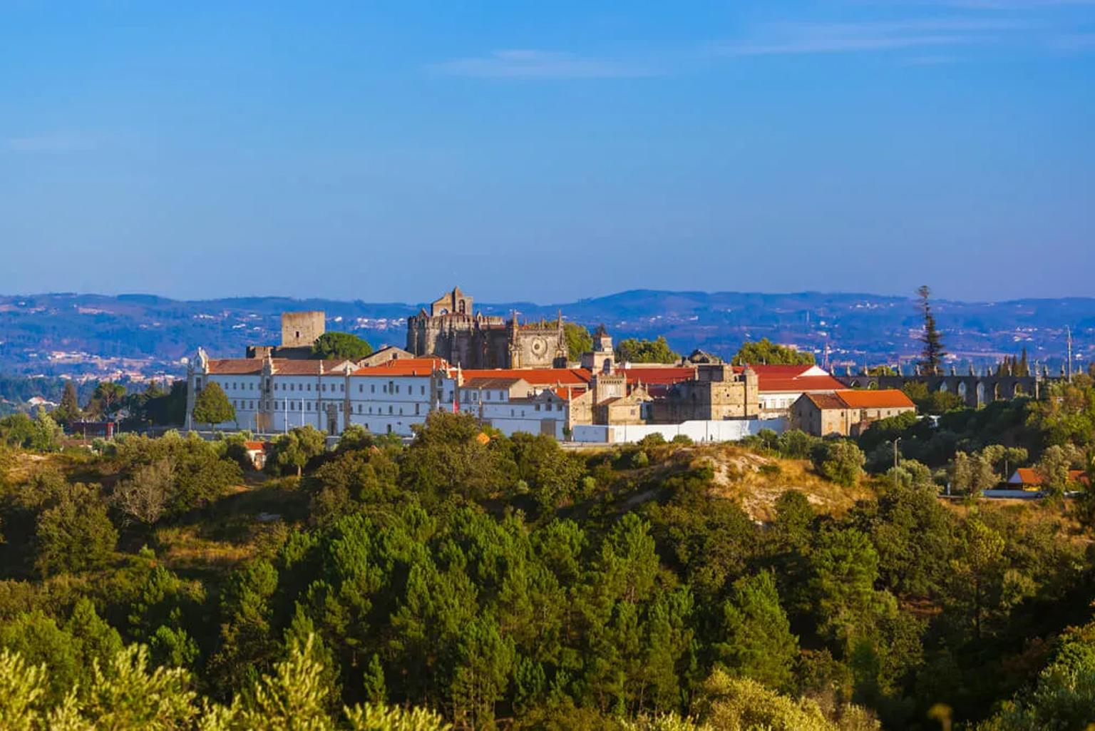 vista panoramica de tomar com o convento em primeiro plano