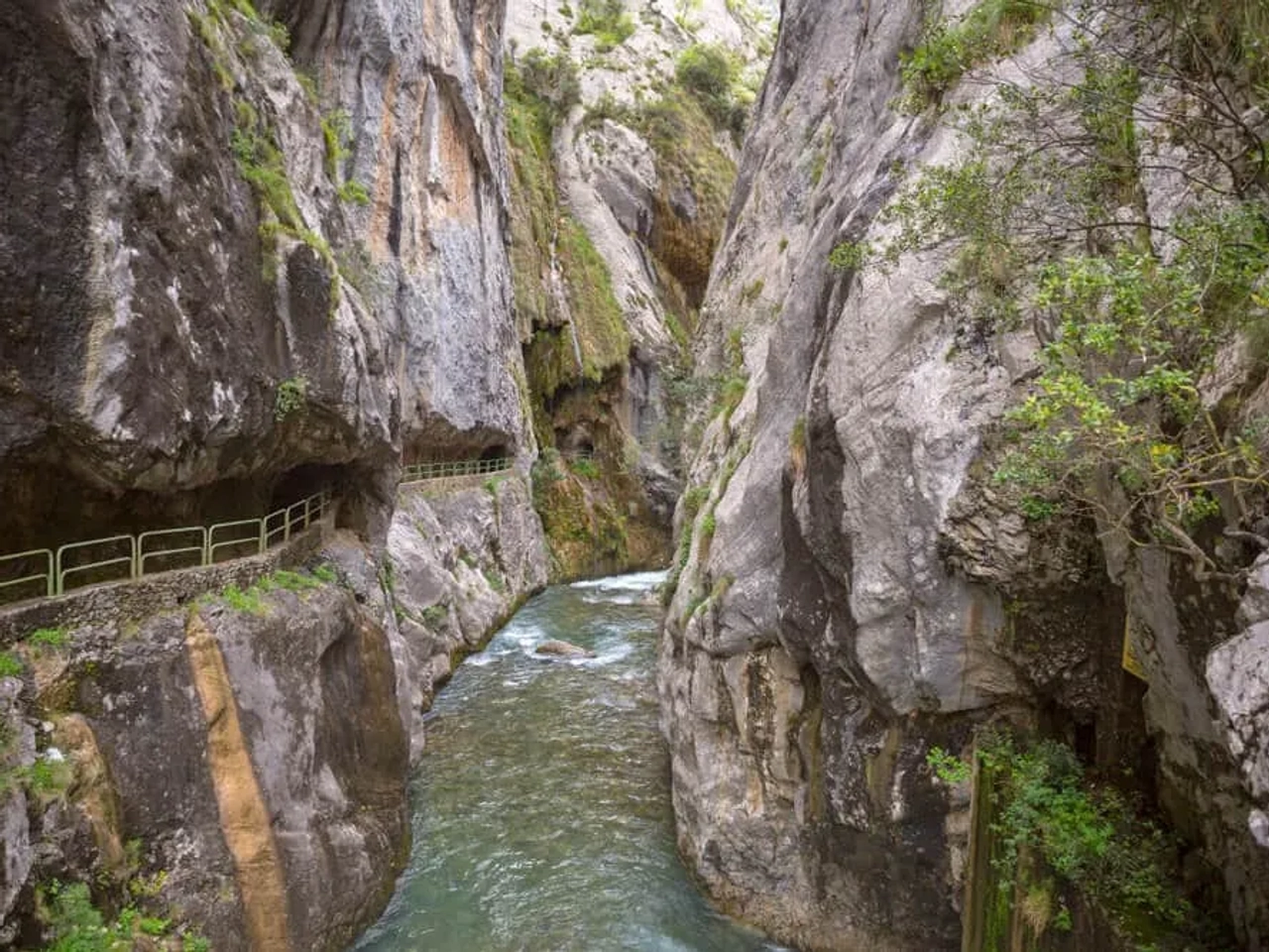 trilho da ruta del cares com rio ao lado