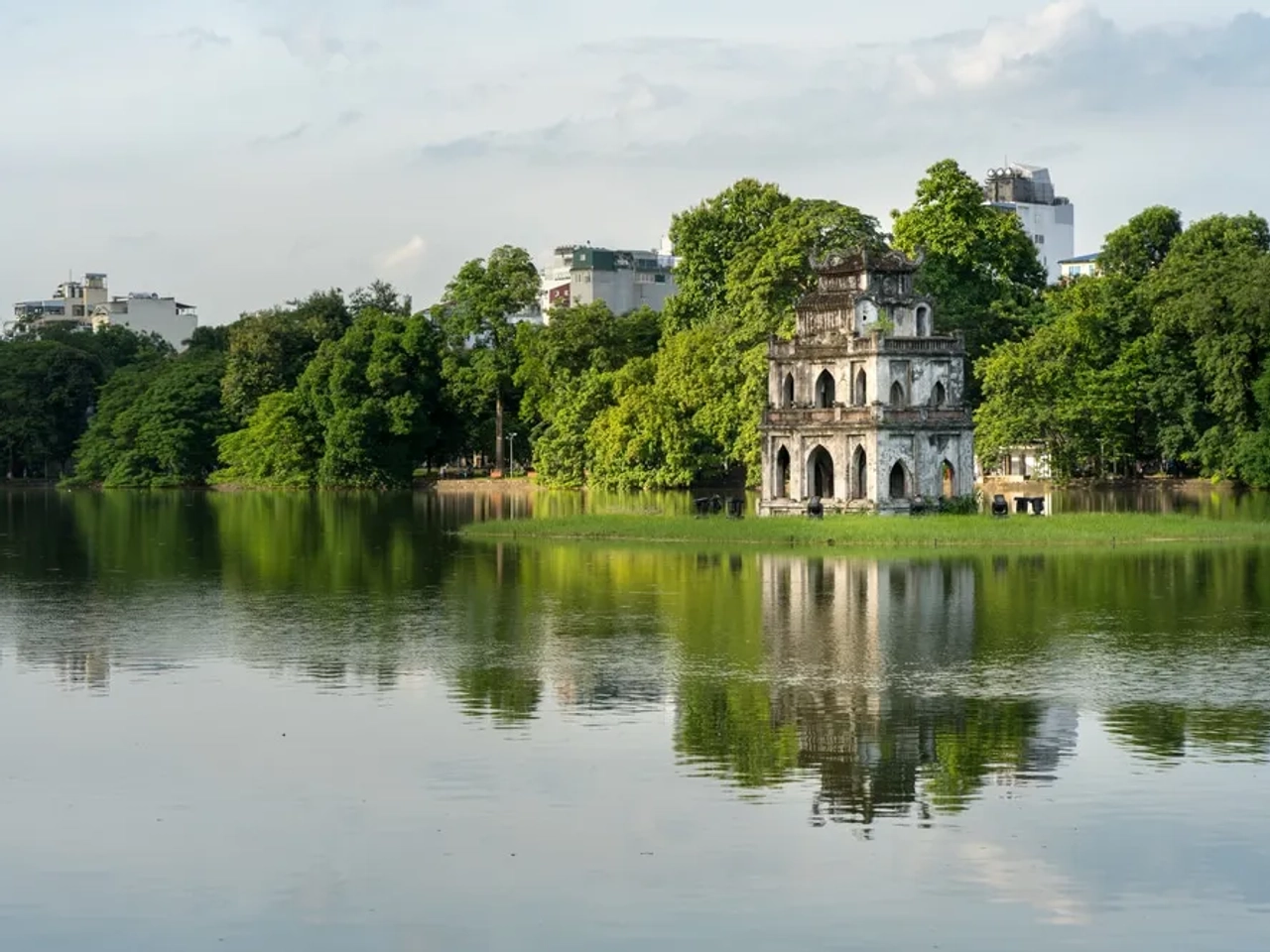 casa thap rua na margem do lago hoan kiem