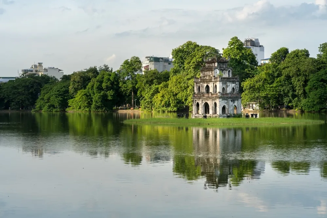 casa thap rua na margem do lago hoan kiem