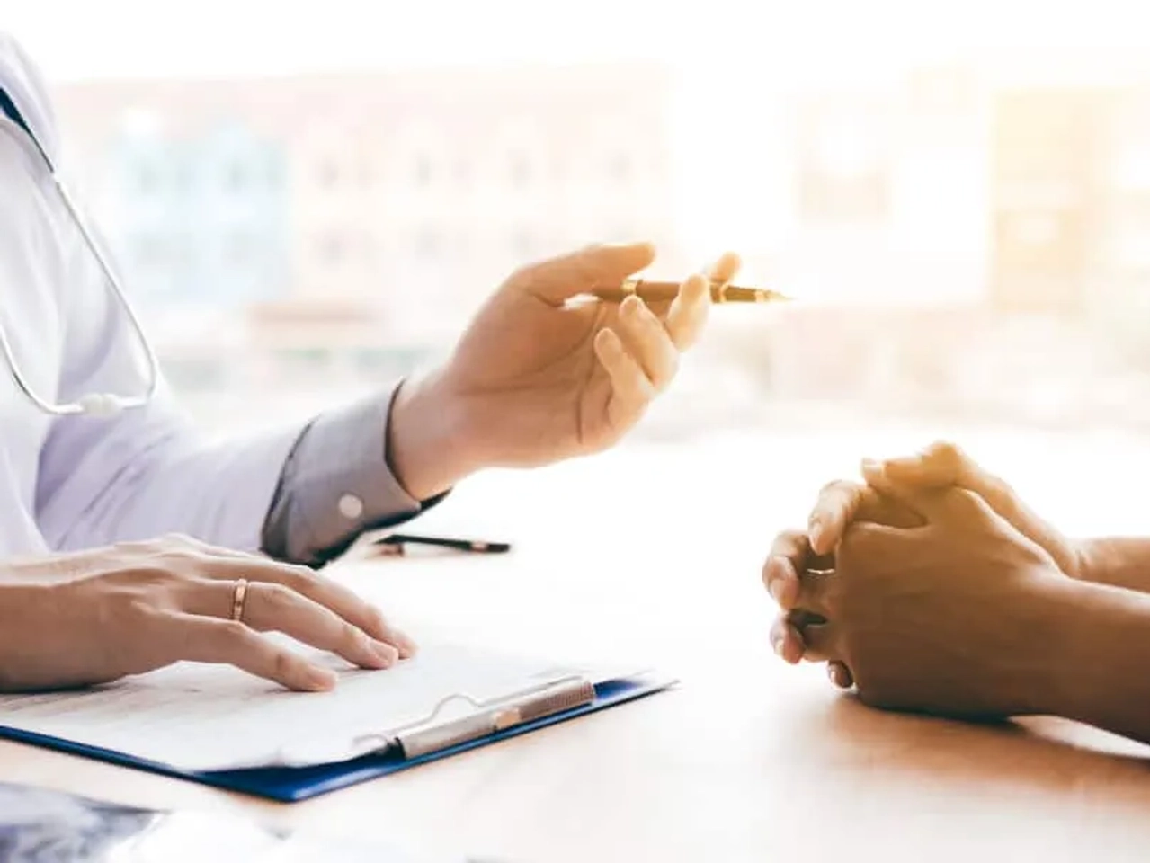 medico consulta paciente depois de uma viagem