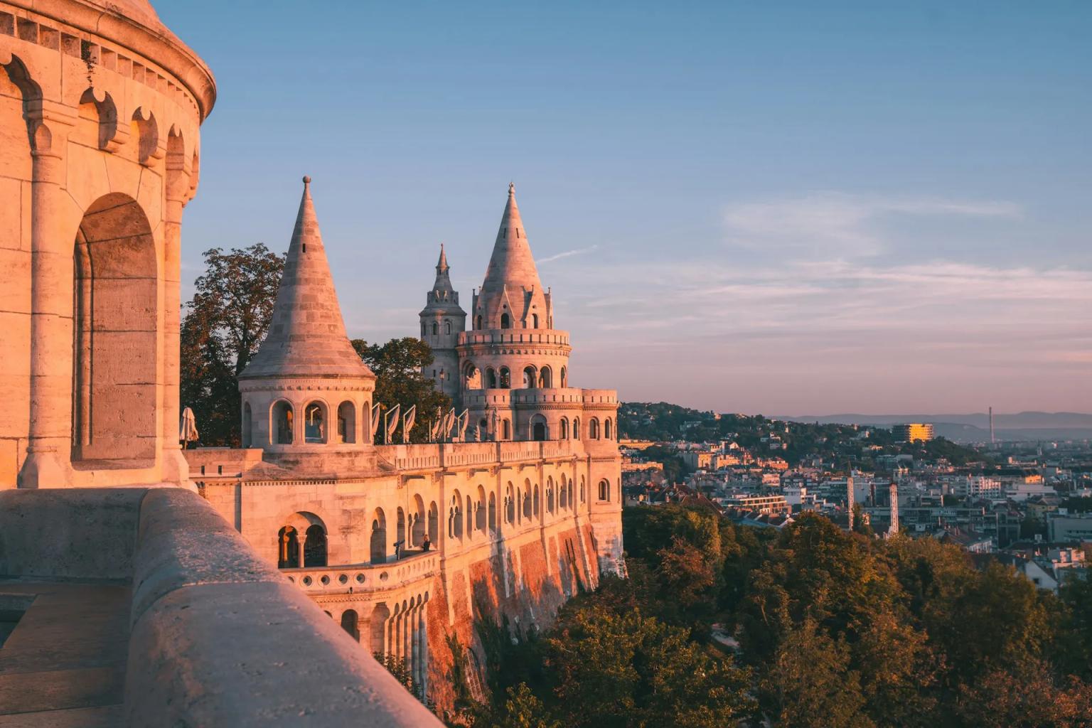 Castelo de pescadores em Budapeste, com torres e vista panorâmica da cidade.