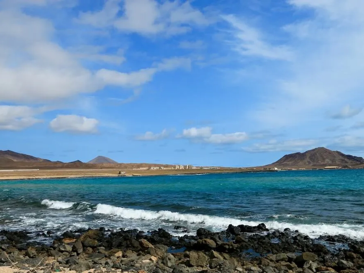 rochedos e vista do mar na baía parda ilha do sal cabo verde