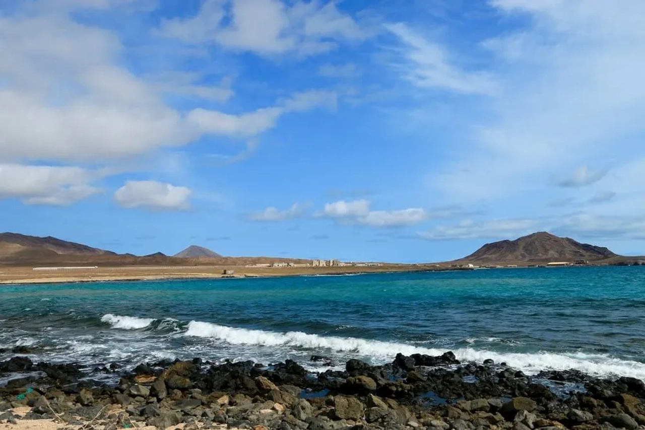 rochedos e vista do mar na baía parda ilha do sal cabo verde