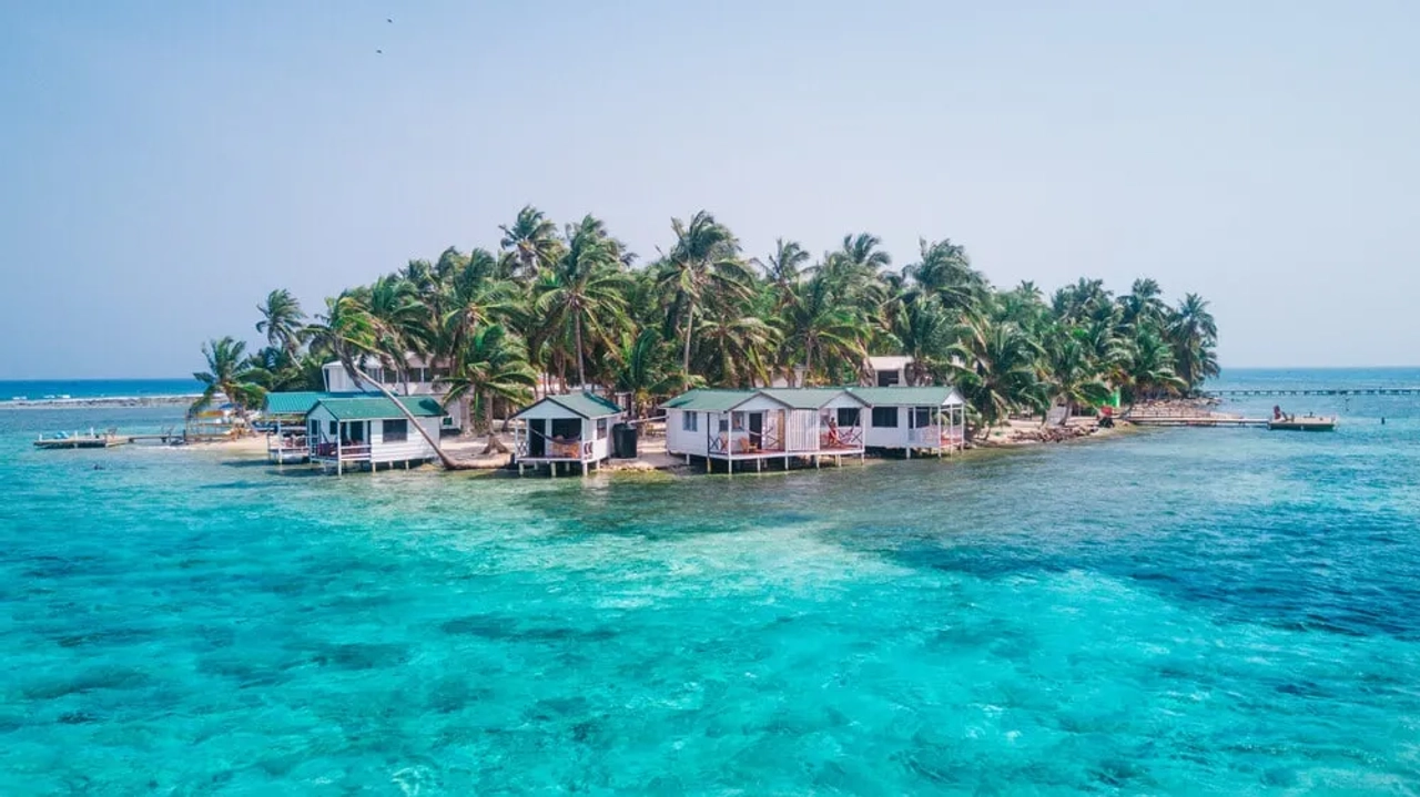 uma das ilhas de belize vista desde o mar