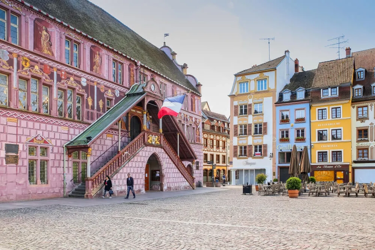 panoramica da praça central de mulhouse