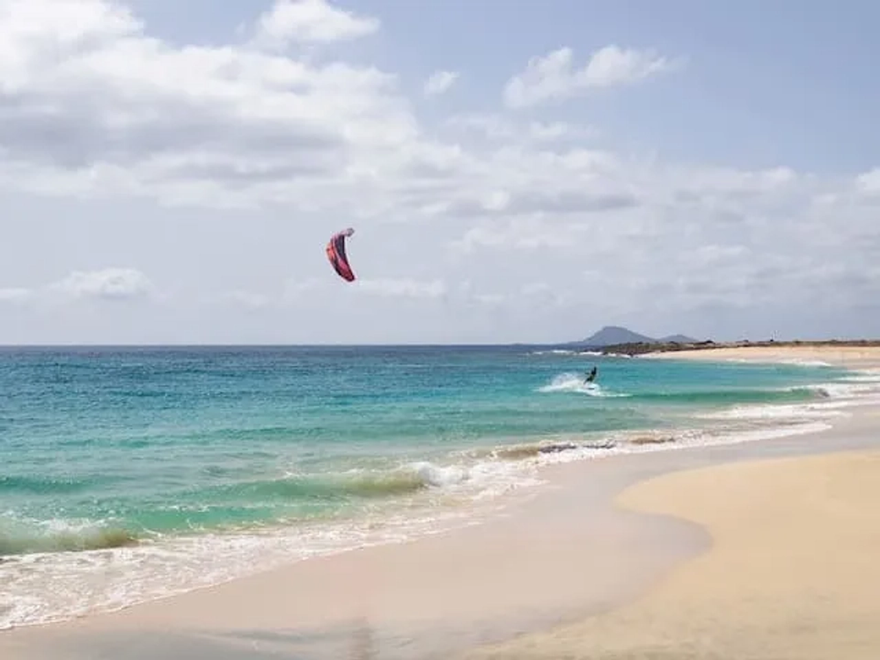 homem a fazer kitesurf na ilha do sal em cabo verde