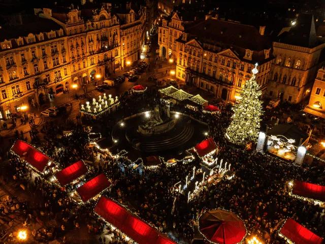 mercado de natal em praga na republica checa visto de cima com luzes brilhantes