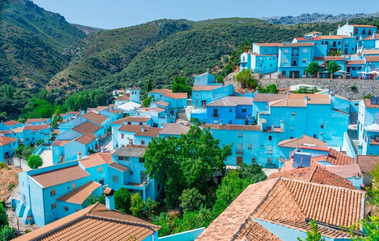 vista panorâmica da aldeia azul de juzcar