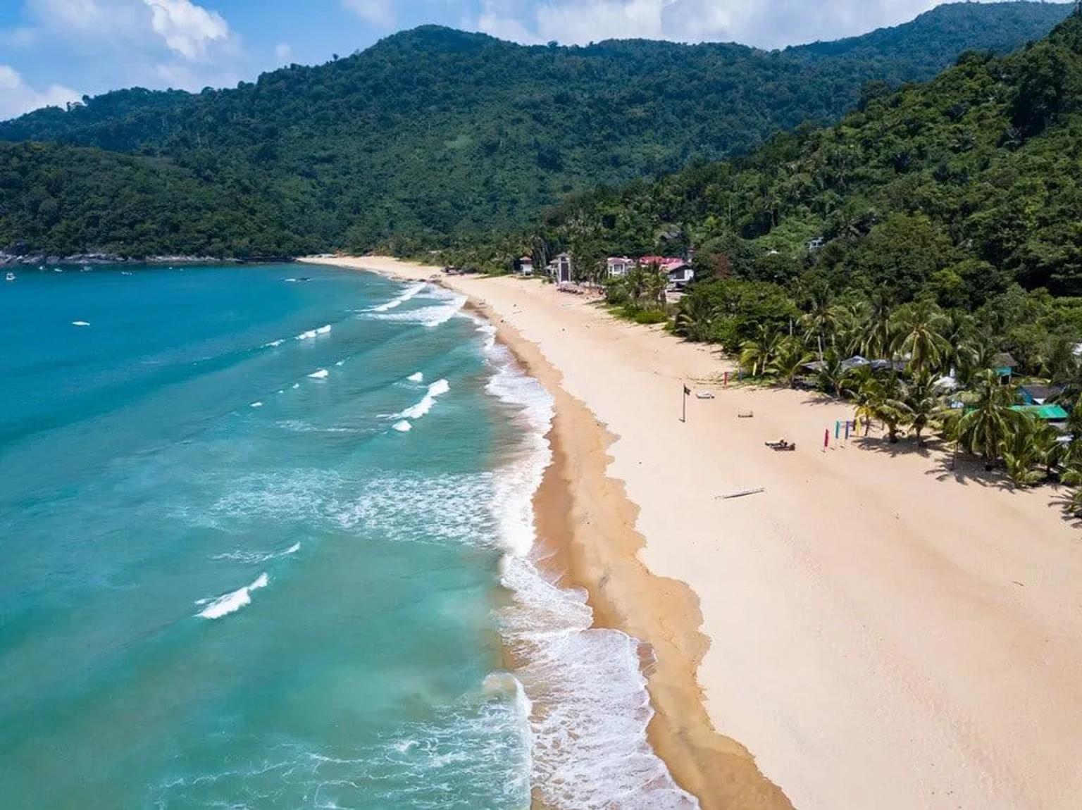 Seguro de viagem para a Malásia: vista aérea de praia tropical e floresta costeira