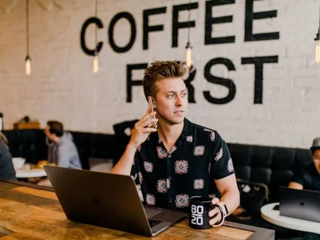 rapaz a falar ao telemóvel enquanto trabalha