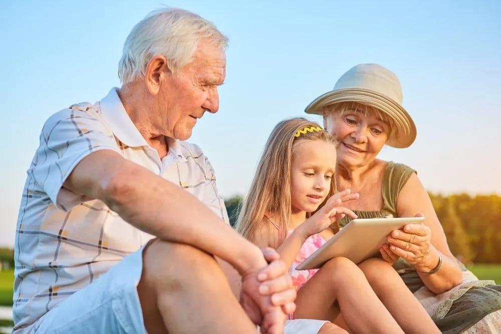 Abuelos con su nieta