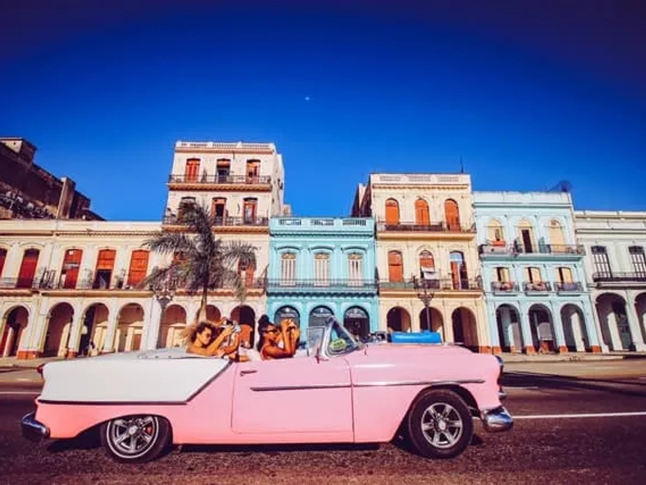 carro cor de rosa em havana cuba