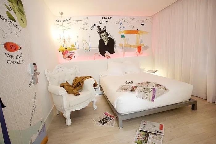 Habitación temática inspirada en Woody Allen, con decoración artística y mobiliario moderno.