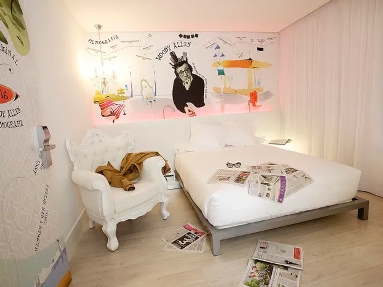 Habitación temática inspirada en Woody Allen, con decoración artística y mobiliario moderno.
