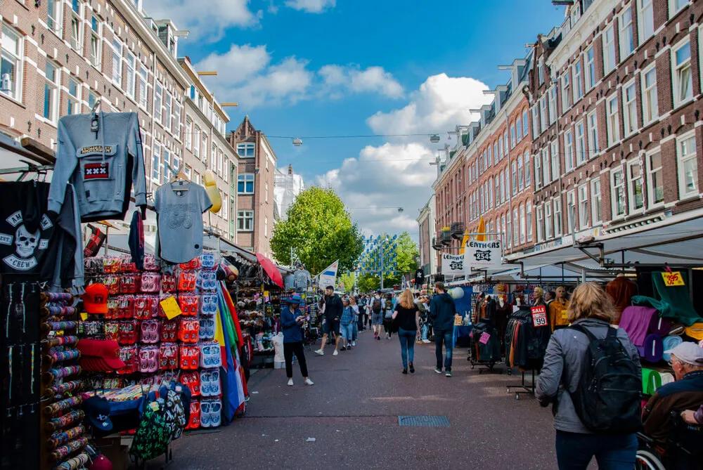 vista da rua durante o mercado de albert cuyp