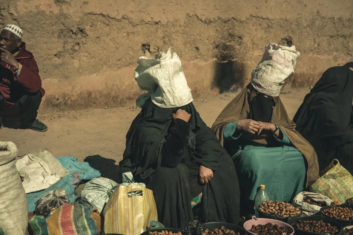 mulheres vendem produtos no mercado