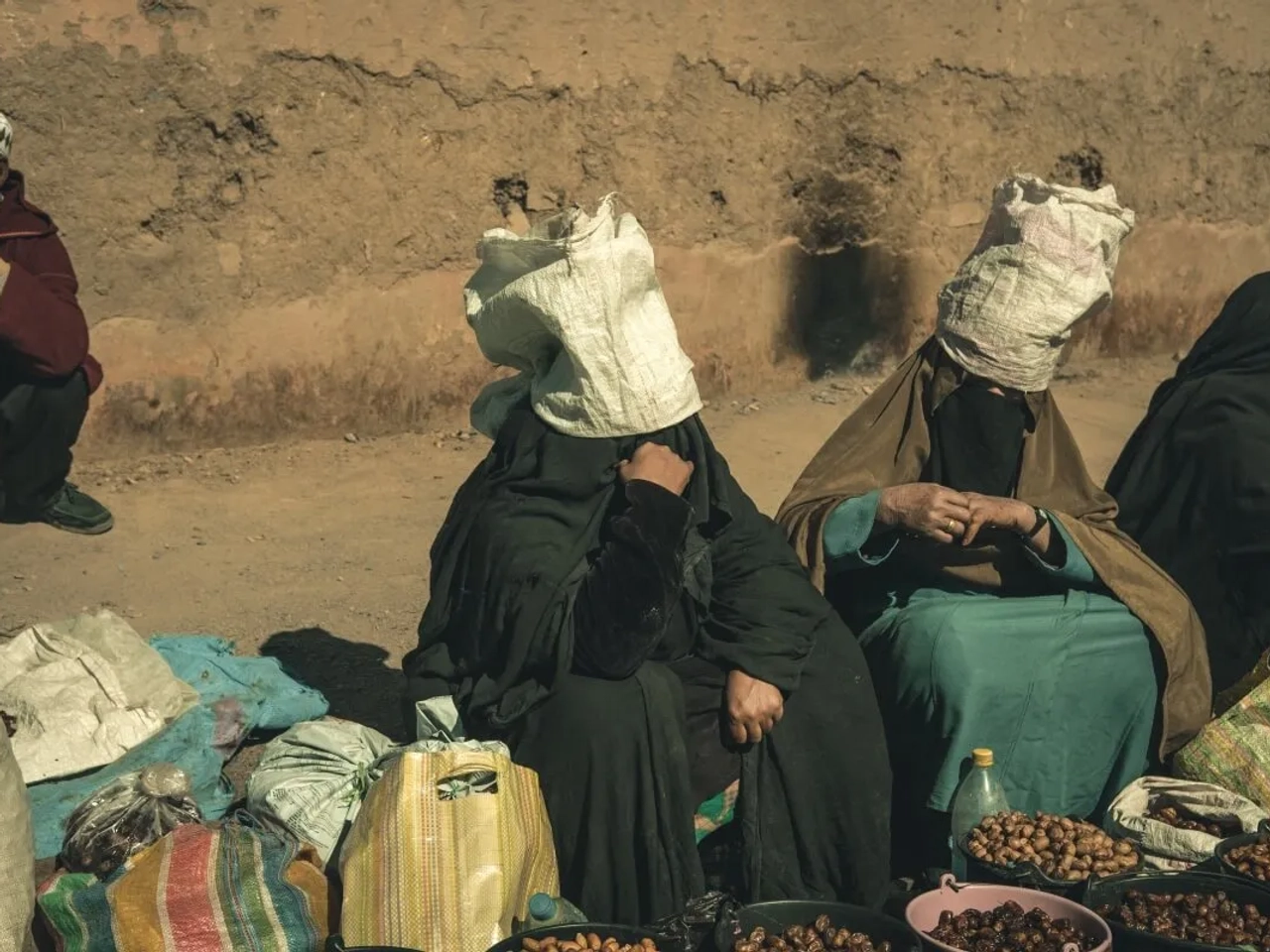 mulheres vendem produtos no mercado