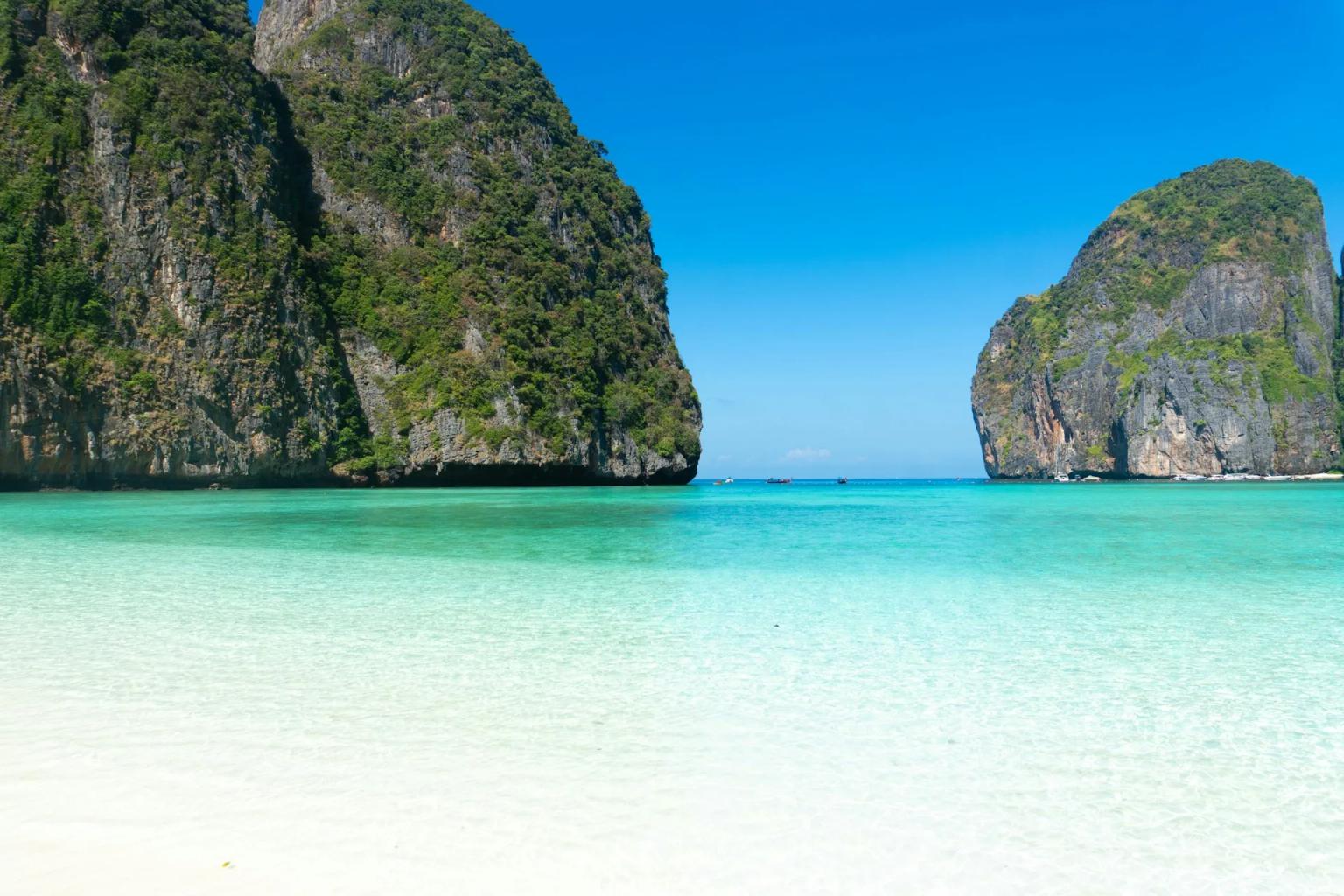 Maya Bay in Thailandia con mare turchese, spiaggia bianca e alte scogliere, meta iconica per un viaggio in Thailandia.