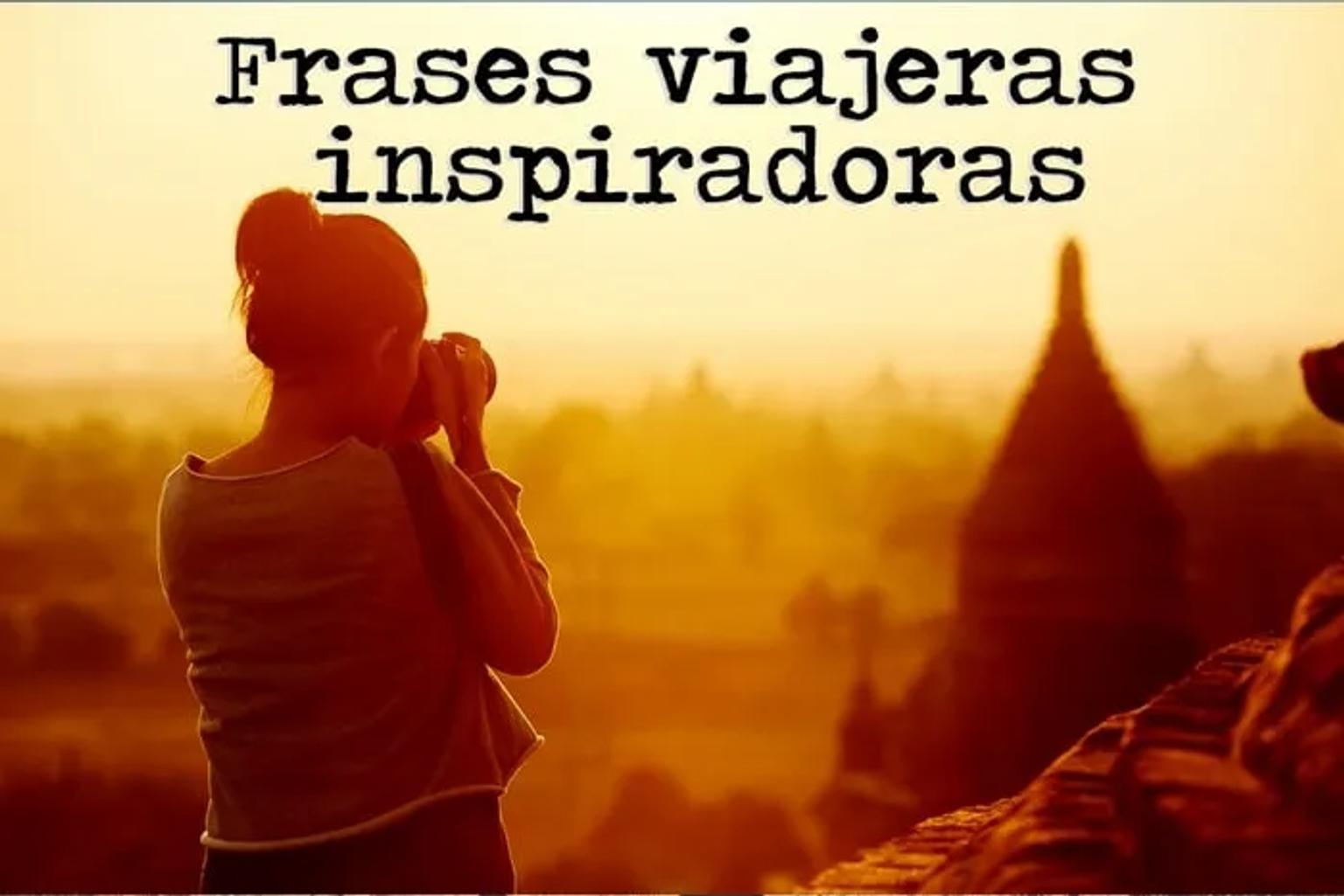 Mujer tomando fotos al atardecer con templos de fondo. Frases inspiradoras sobre viajar.