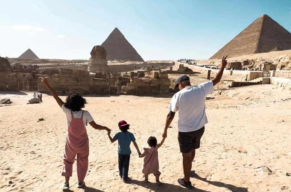 familia de mãos dadas no Egito