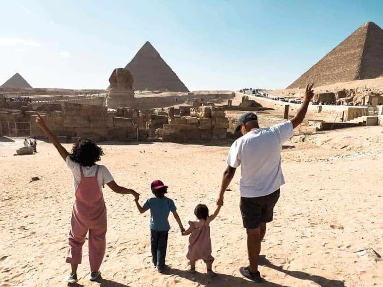 familia de mãos dadas no Egito
