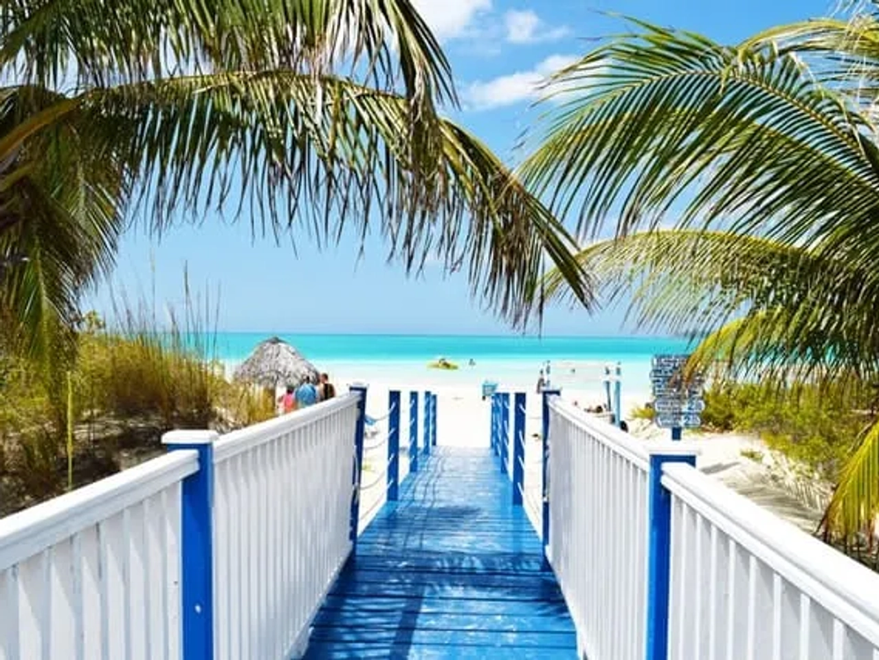 ponte azul e branca que encaminha para a praia