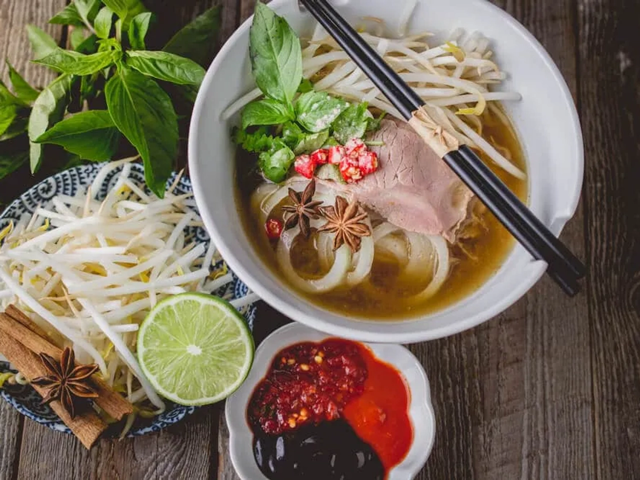 prato de sopa pho com varios ingredientes misturados