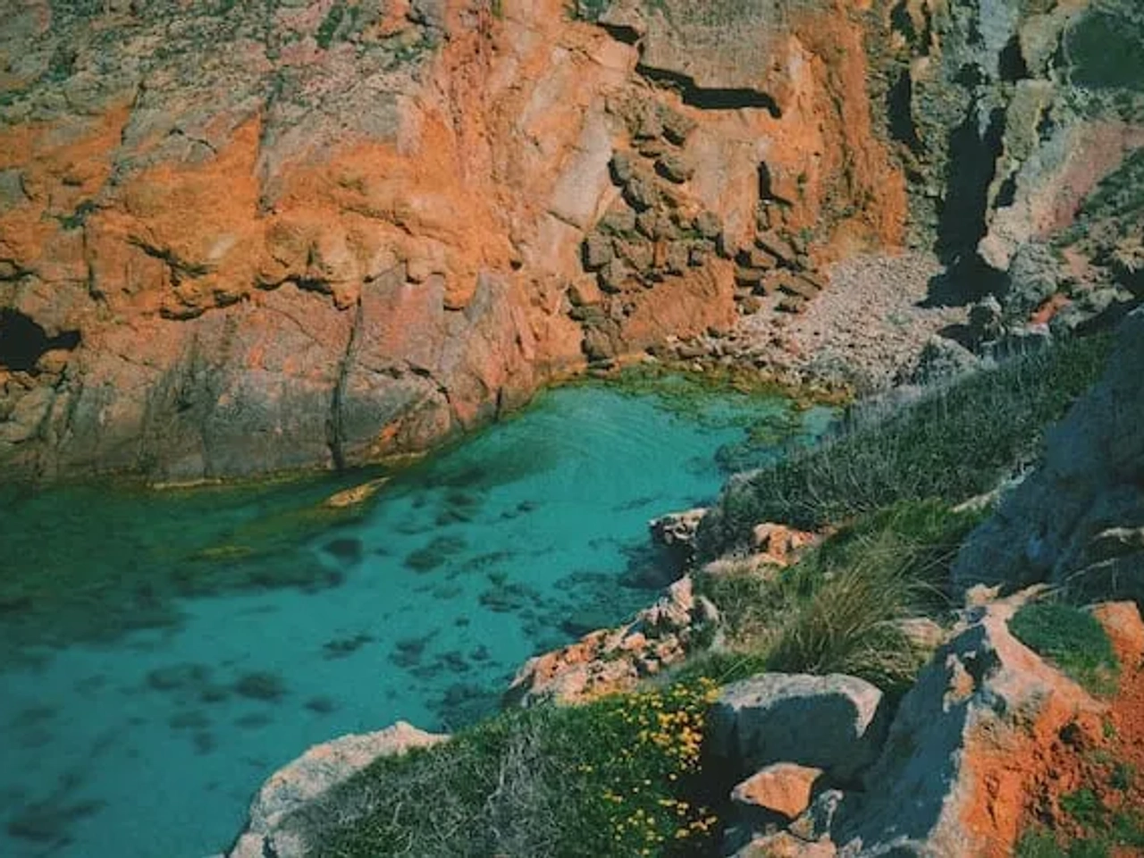 agua azul turquesa na ilha de menorca