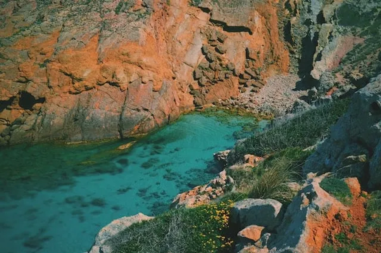 agua azul turquesa na ilha de menorca
