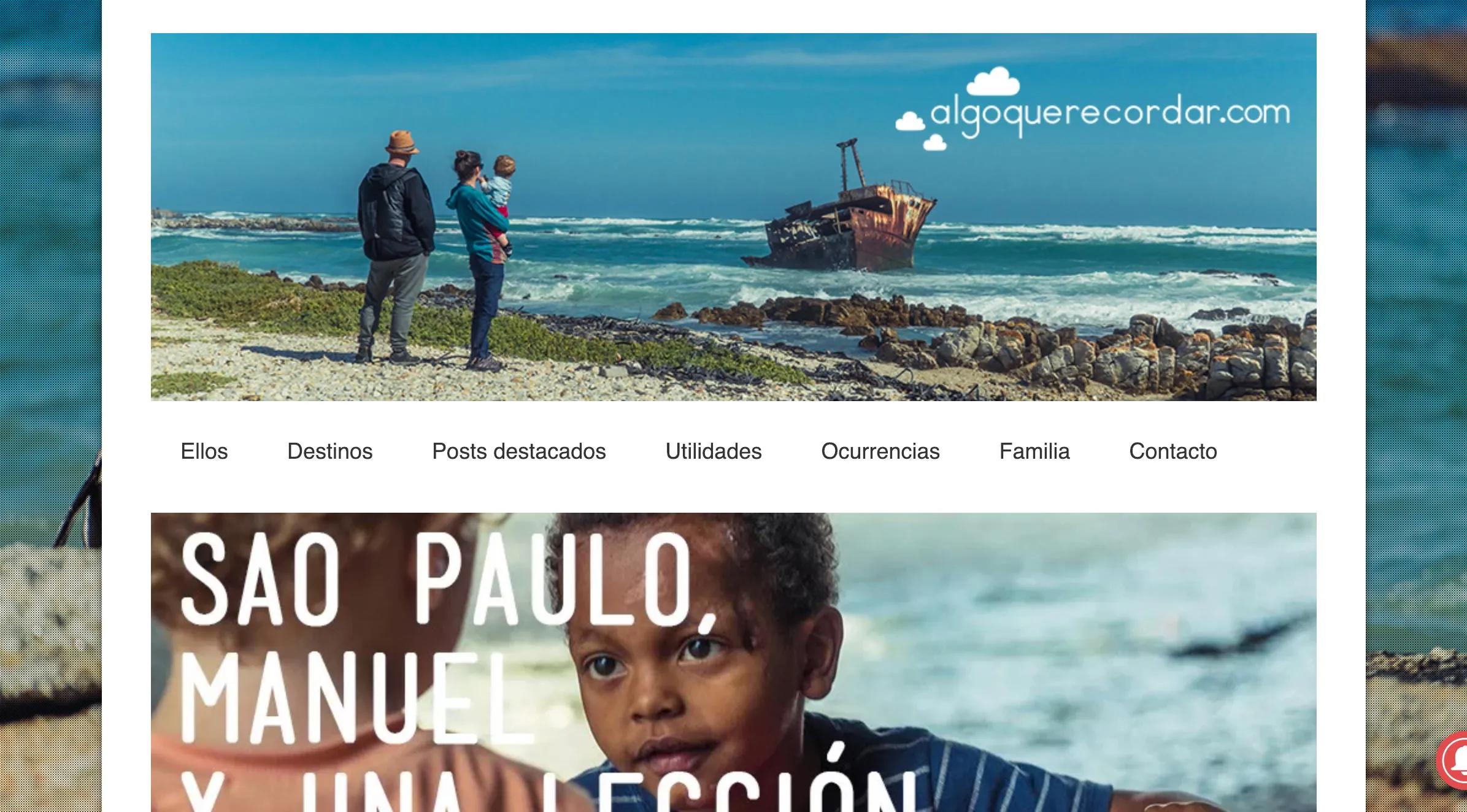 Familia observando un barco hundido en la costa. Mar y cielo despejado.