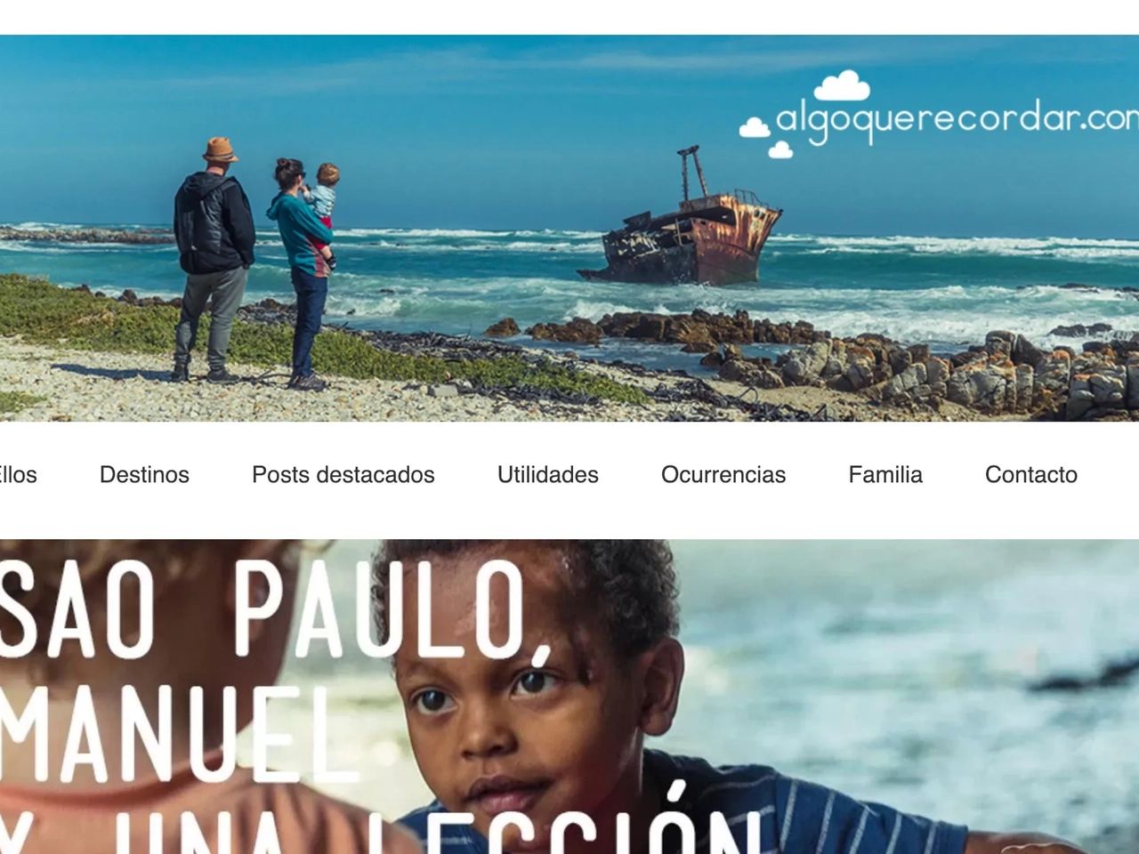 Familia observando un barco hundido en la costa. Mar y cielo despejado.