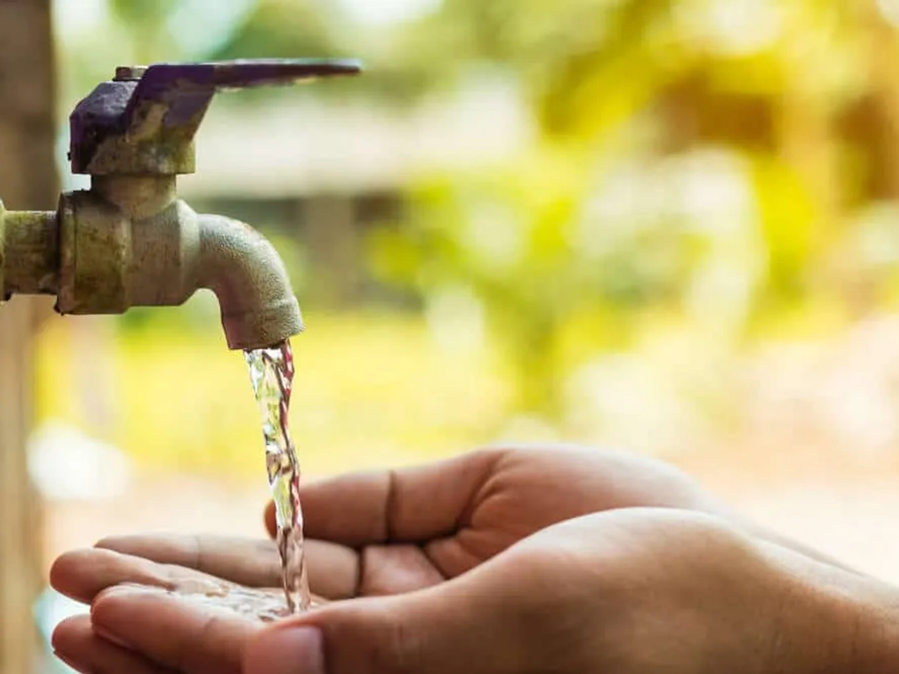 maos com torneira aberta