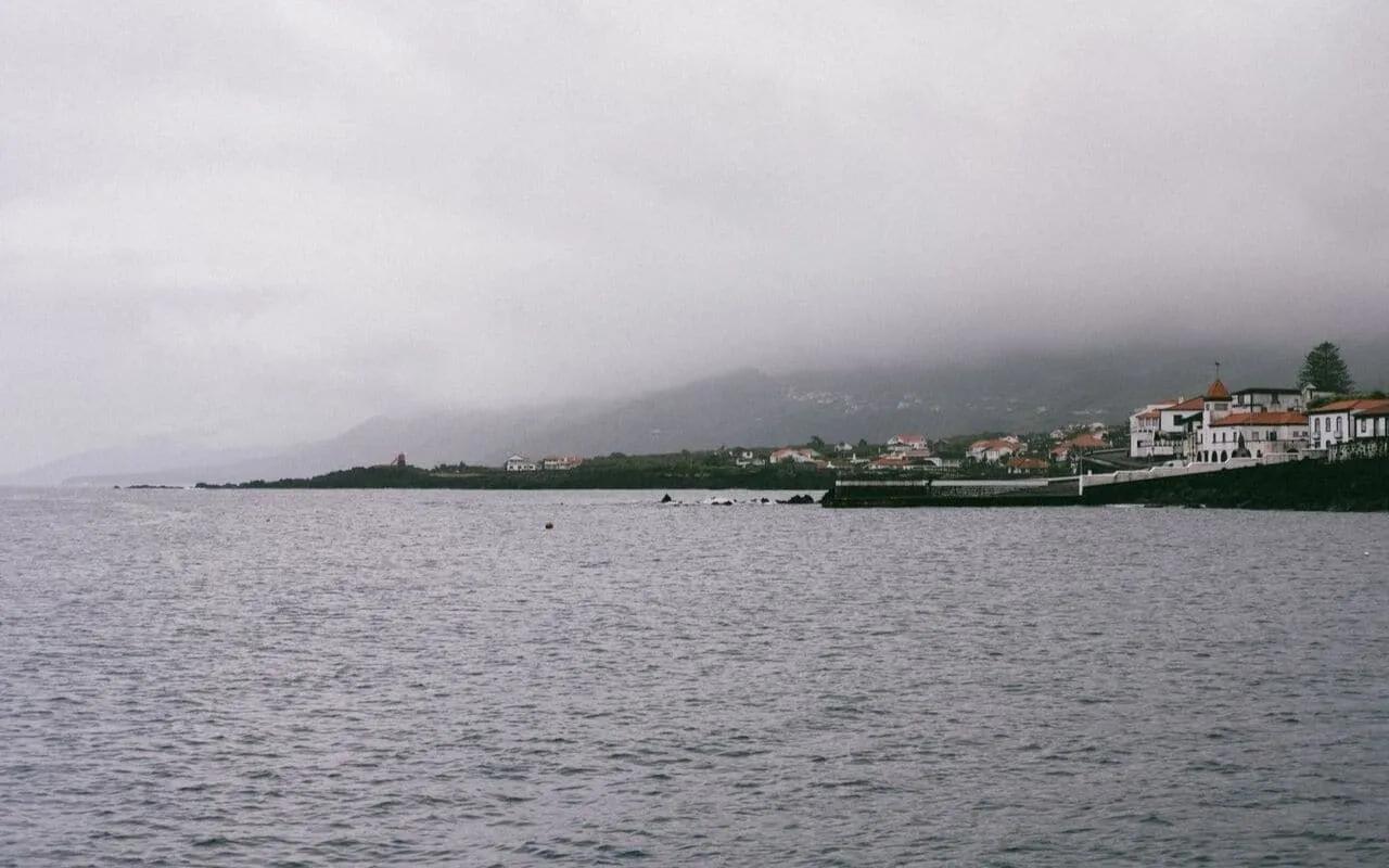 vista da ilha do pico com o tipico nevoeiro