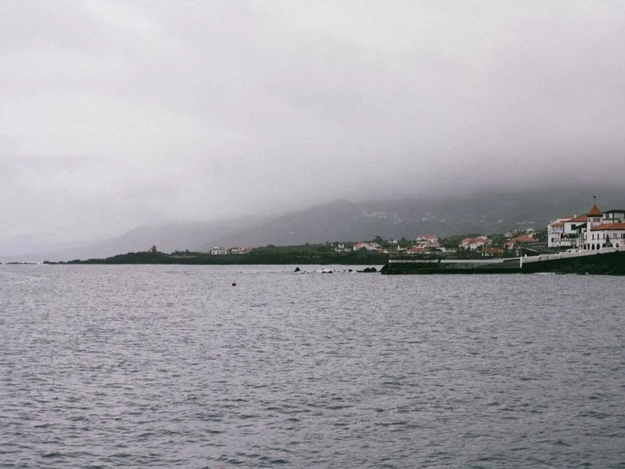 vista da ilha do pico com o tipico nevoeiro