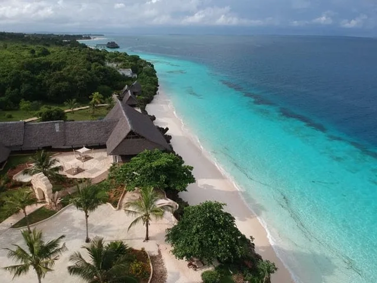 vista aérea de uma praia em zanzibar