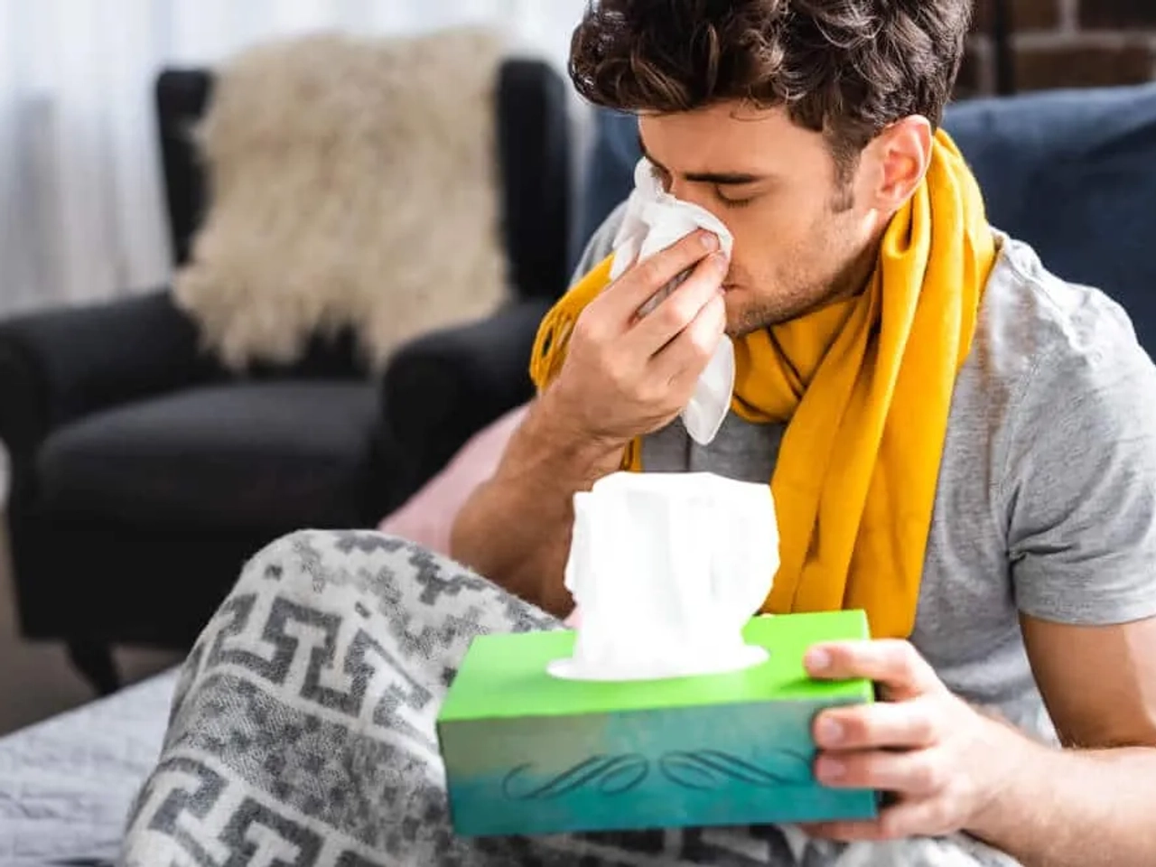 rapaz constipado a assoar o nariz