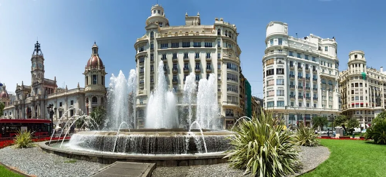 panoramica da praça do ayuntamiento de valencia