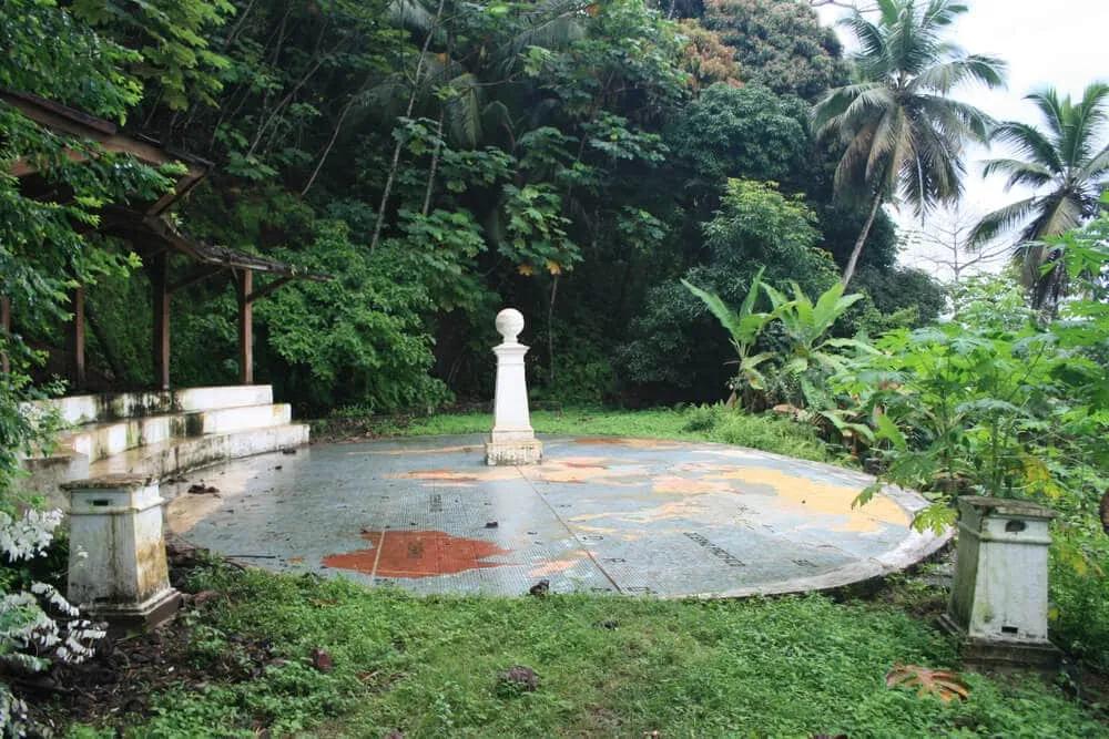 marcação sobre onde passa a linha do equador no ilheu das rolas