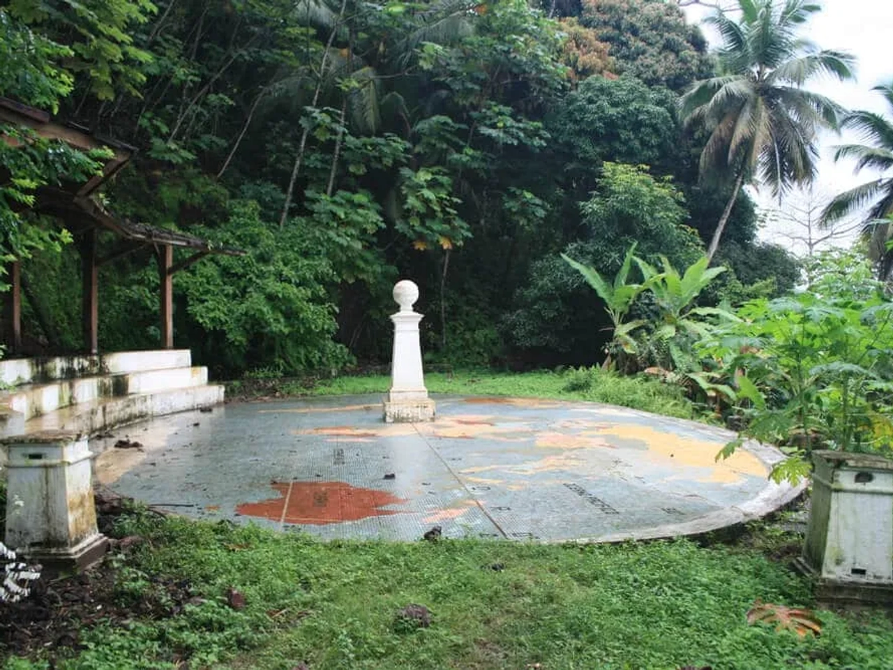 marcação sobre onde passa a linha do equador no ilheu das rolas