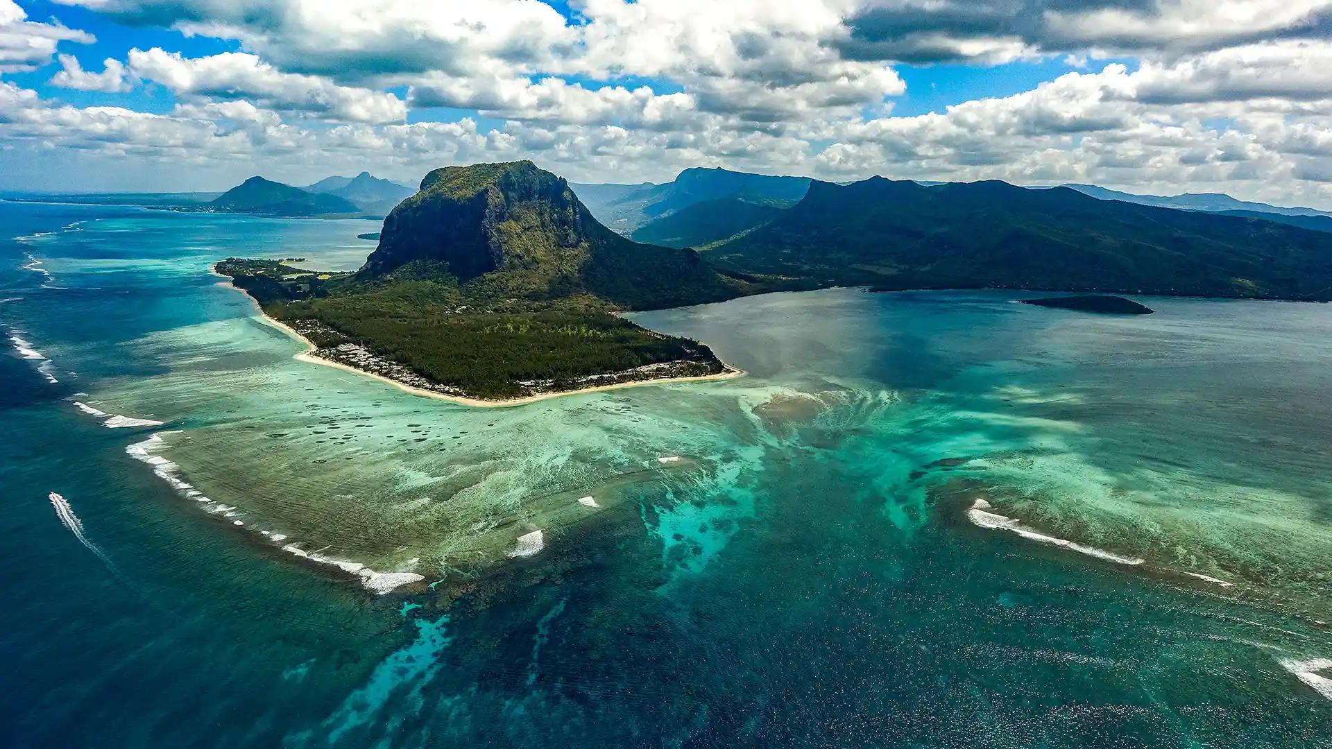 vista aerea de isla mauricio con la barrera de coral