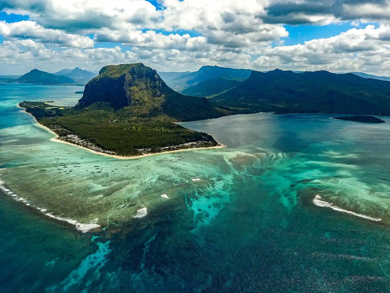 vista aerea de isla mauricio con la barrera de coral