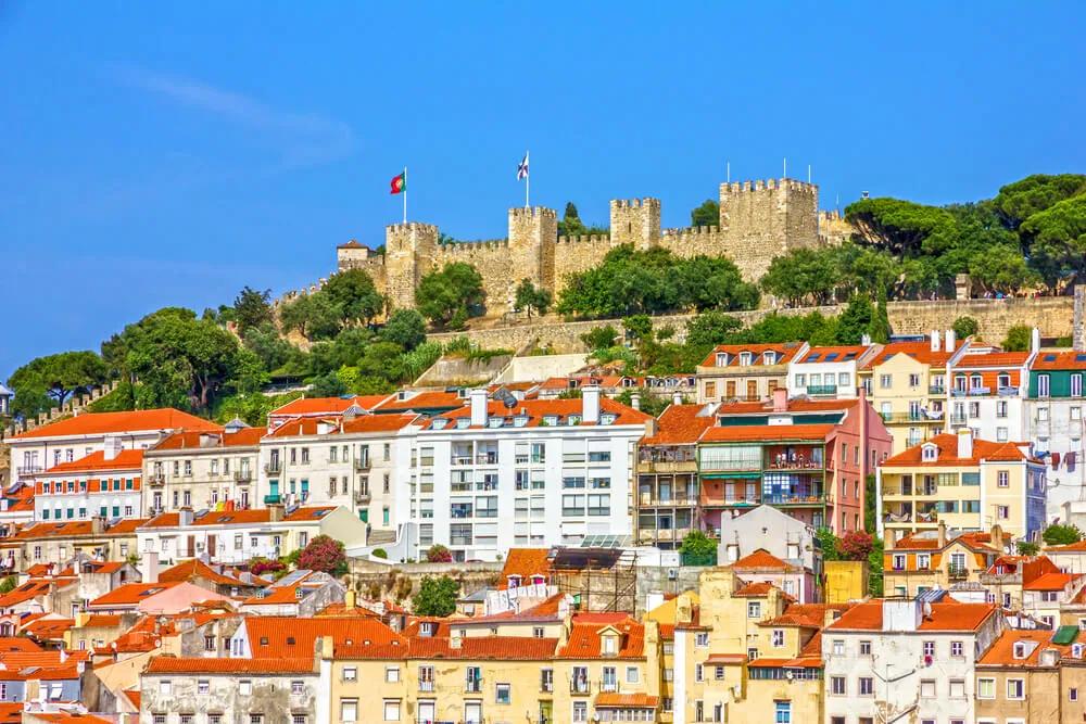 panoramica do castelo de sao jorge desde a baixa de lisboa