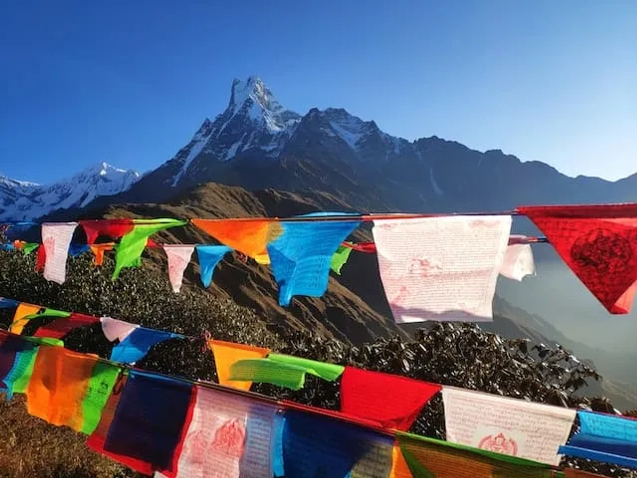 bandeiras numa montanha no nepal