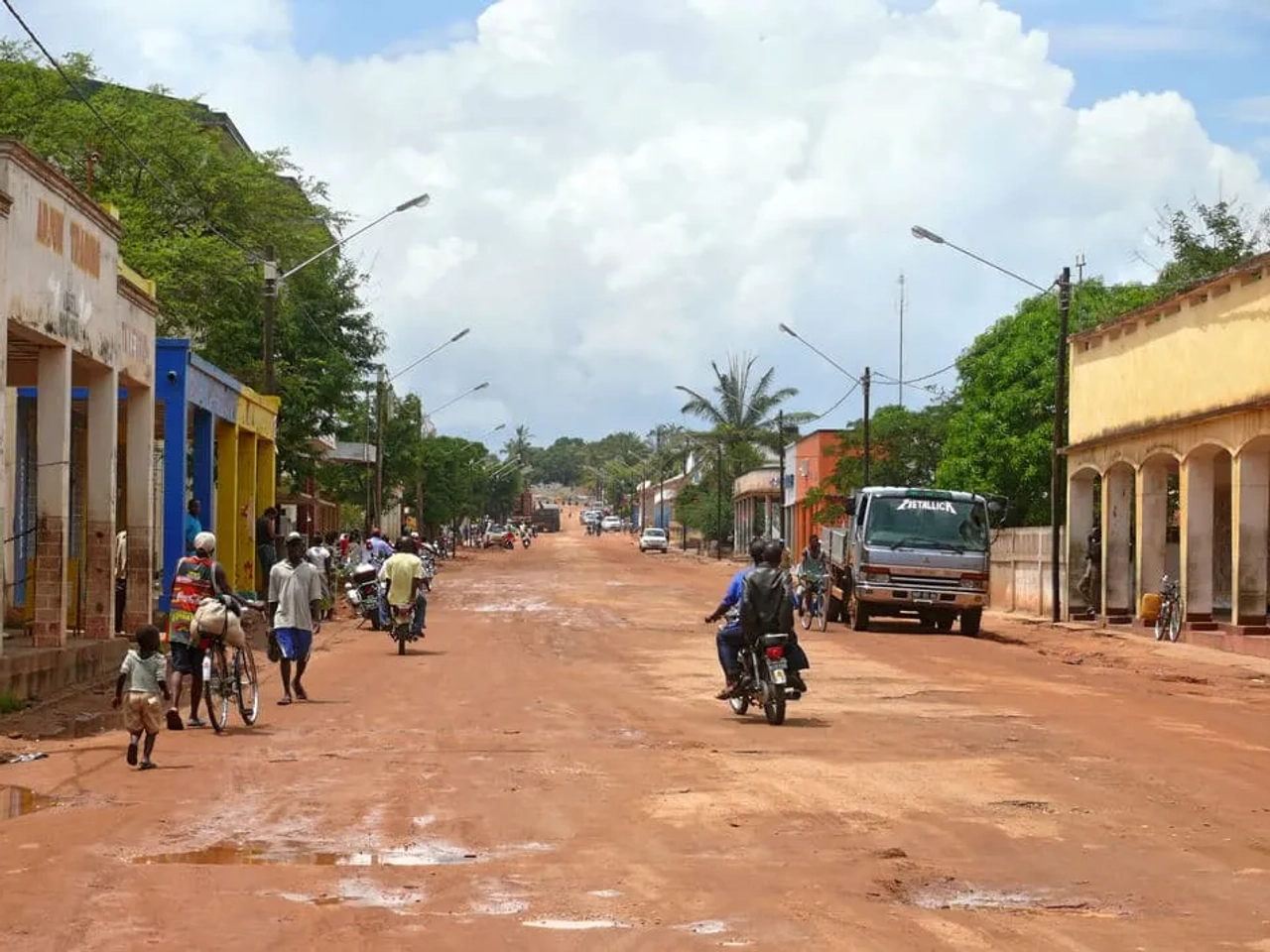 pessoas de moto numa rua de mocuba