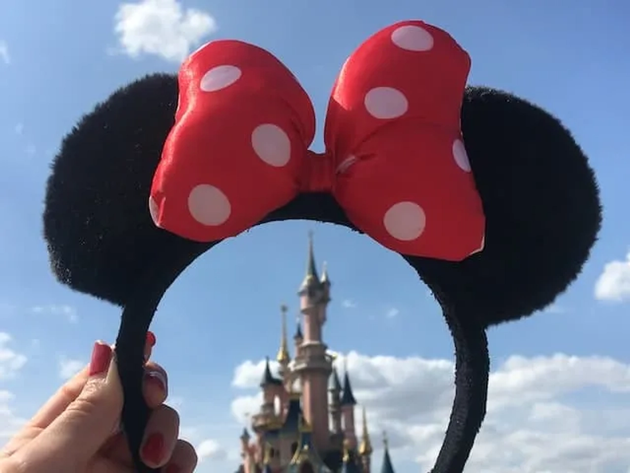 orelhas da minnie em frente ao castelo da disneyland paris em frança