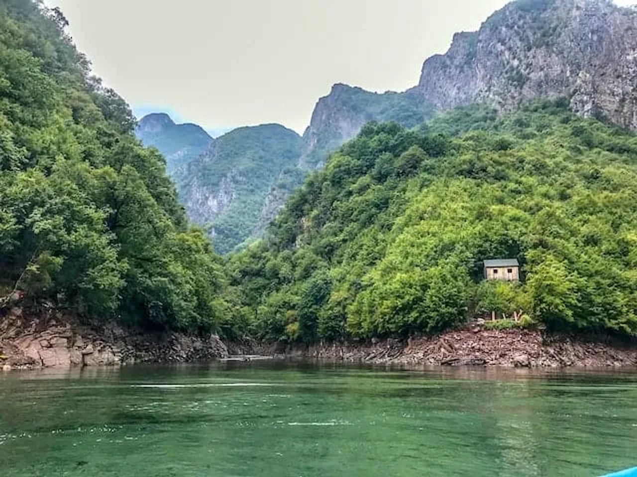 montanhas verdejantes a volta de um lago na albania