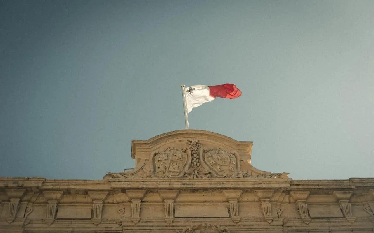 bandeira de malta a ondular ao vento
